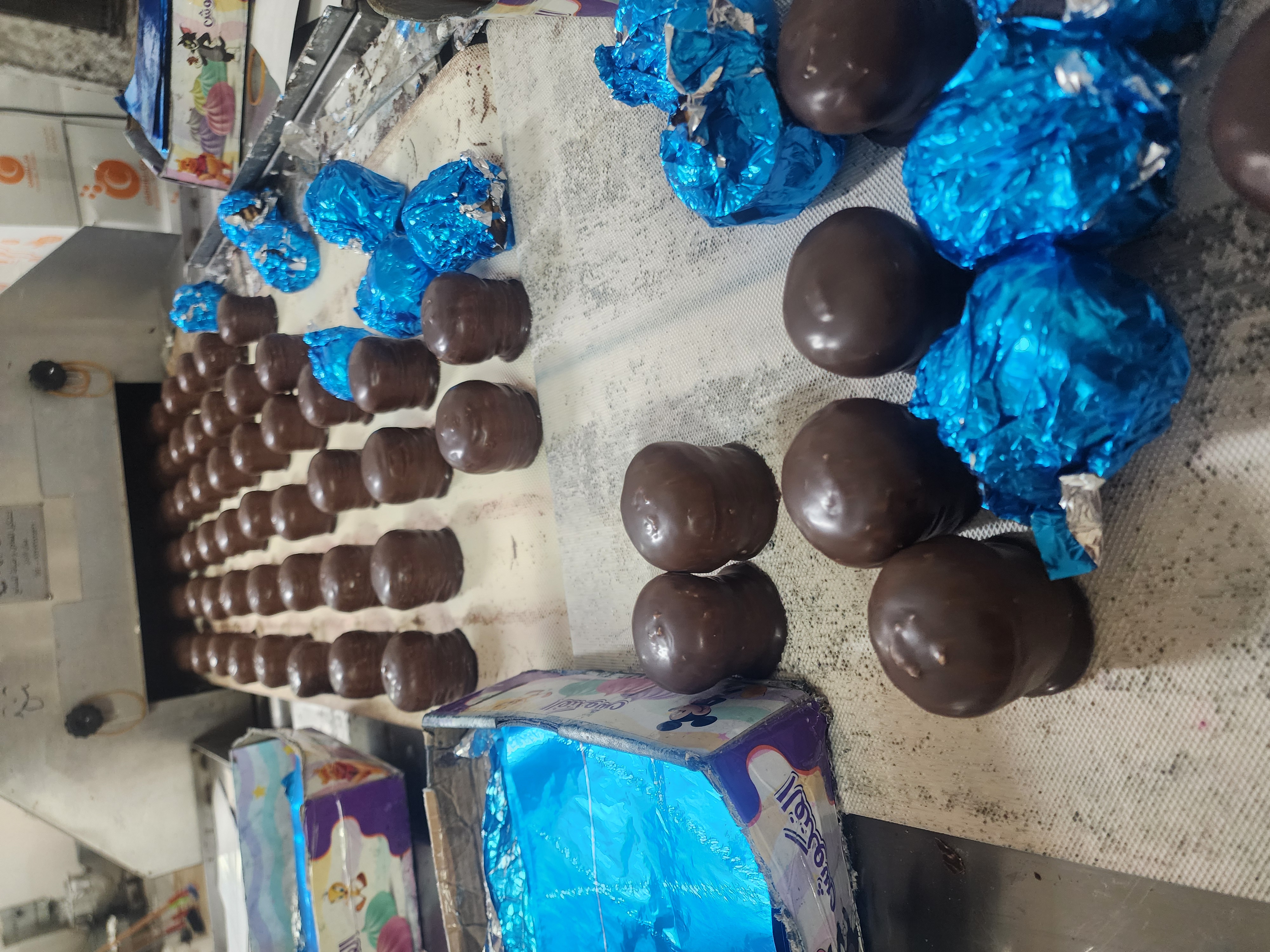 خط تعبئة وتغليف في مصنع جامبو